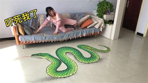 如果你在家里醒来，突然看到这么大条蛇，会有什么反应_腾讯视频