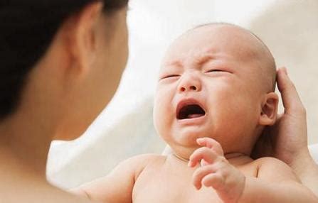 婴儿吃奶瓶哭闹挣扎（宝宝吃奶时总是哭闹不休）-幼儿百科-魔术铺