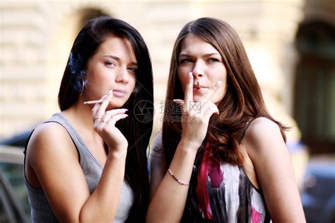 两个女人在大街上抽烟高清图片下载-正版图片502459997-摄图网