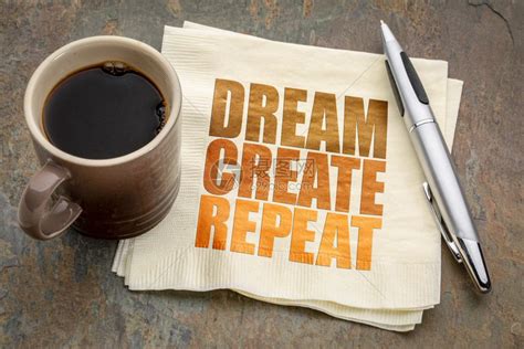 做梦创造重复灵感概念在餐巾纸上用咖啡杯抽字高清图片下载-正版图片304670868-摄图网