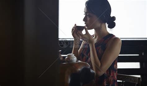 女人在茶馆窗台边品茶高清图片下载-正版图片502057352-摄图网