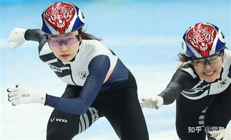 内容引起舒适！韩国短道速滑选手内讧双双摔出赛道，中国夺冠！