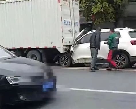 上海中山南路宝马与警车相撞 警车完全侧翻(图)|车祸_新浪新闻
