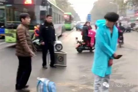 杭州这名男子酒后太疯狂，持刀追砍民警！ 记者：小凯/内容