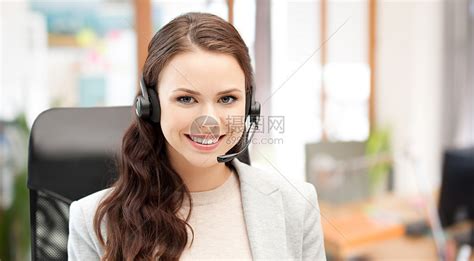 人,线服务,通信技术微笑女帮助热线运营商与耳机办公室背景高清图片下载-正版图片300600481-摄图网