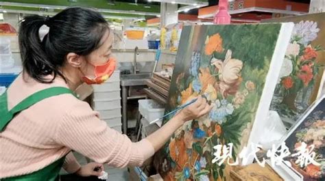 56岁大姐的菜场“画室”：“卖菜是为了生活，画画是为了享受生活”