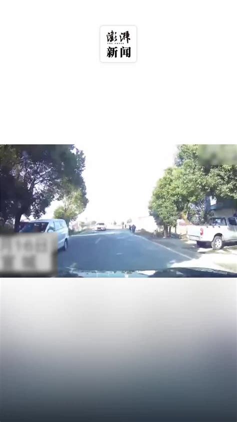 儿童突然加速奔跑横穿道路，轿车避让不及撞倒_凤凰网视频_凤凰网