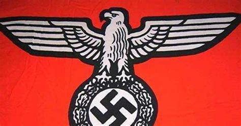 就因为从小的一个心理阴影，“卐”就成了纳粹的党徽