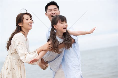 幸福的一家三口在海边玩耍高清图片下载-正版图片507643910-摄图网