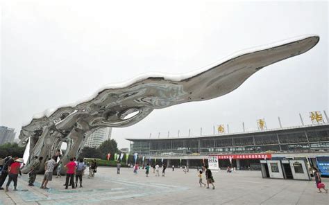 巨型青奥雕塑亮相南京火车站广场 寓意启航--人民网江苏视窗--人民网