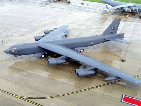 美B-52飞入东海识别区 军方：全程监视_精选要闻_大众网