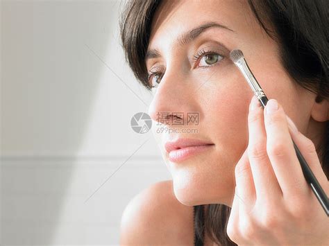 女人化妆高清图片下载-正版图片501439792-摄图网