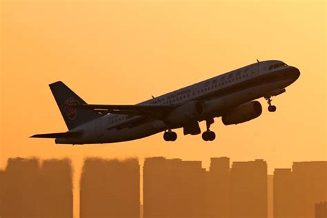 中国南方航空飞机起飞,经济,纪实摄影,摄影,汇图网www.huitu.com