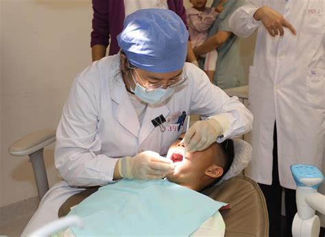 牙科医生与患者讨论治疗方法高清图片下载-正版图片501802224-摄图网