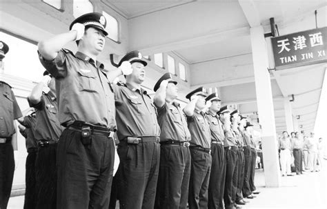 铁路公安民警向旅客宣誓(图)