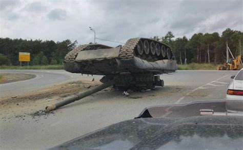 俄军40吨重主战坦克在公路上翻覆，险些砸到路过汽车