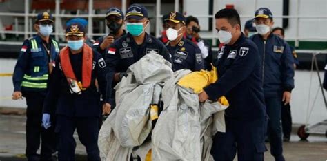 印尼坠毁客机部分遇难者遗体找到！飞机未按既定航向飞行 - 封面新闻