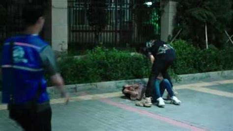 中国飞侠：小伙子代驾时，遇到有人殴打女人，好心上去帮忙，被说成多管闲事_腾讯视频
