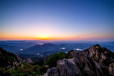 【三山五岳 · 夜爬泰山】观泰山日出云海、赏东岳泰山之雄、蹬“五岳之首”；游太阳部落，寻梦大汶口；品风味鲁菜！-千行网