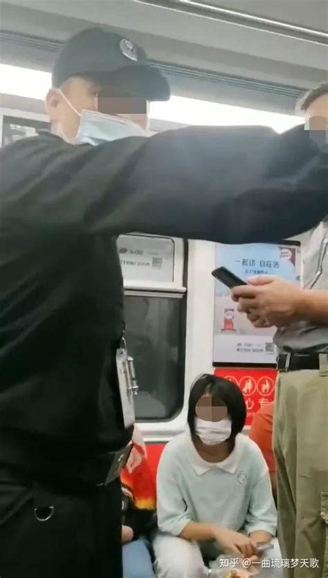 大爷地铁上没被让座，全程情绪激动怒骂年轻人：戴眼镜，装有文化_凤凰网视频_凤凰网