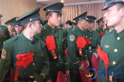 新疆：退伍老兵行军礼向军旅告别-人民图片网