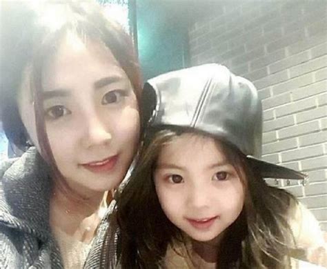 韩国5岁小女孩因太漂亮被网友质疑整容，妈妈甩出合照网友惊艳了