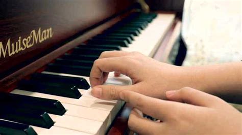 弹钢琴的正确手型