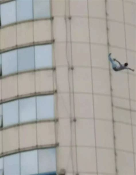 今天上午，绵阳一男子于新益大厦跳楼殒命，警情通报来了..._来源