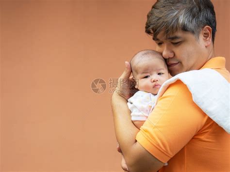 幸福关心成人快乐的亚洲父亲肖像带着他新生的甜蜜婴儿穿着白衣服父亲怀着爱和照顾他的女儿拥抱着他的孩子当被抱着时总是快乐高清图片下载-正版图片 ...