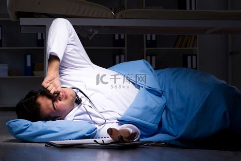 长时间工作后在医院上夜班的医生高清摄影大图-千库网
