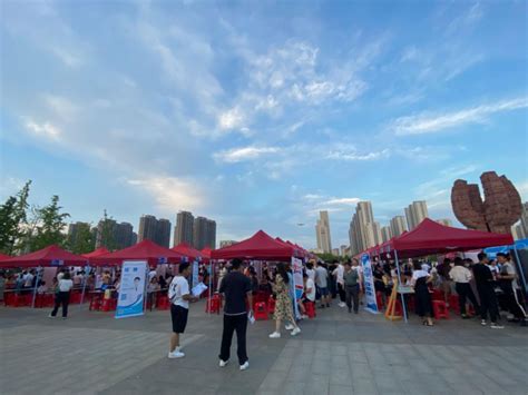 滁州市夜市招聘会热闹“开张”_滁州市人力资源和社会保障局