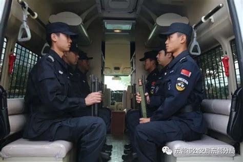 如何评价香港警察的冲锋车？ - 知乎