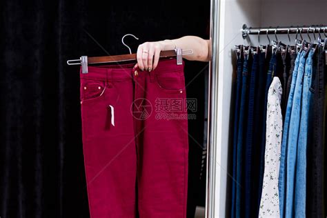 在服装店试穿裤子的女人从试衣间伸出手高清图片下载-正版图片503502134-摄图网