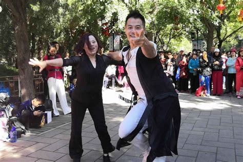 双人广场舞《我的快乐就是想你》欧阳老师和叶子老师精彩表演_凤凰网视频_凤凰网