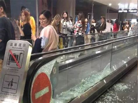 太可怕！上海虹桥机场玻璃被追星粉丝挤碎！_凤凰网
