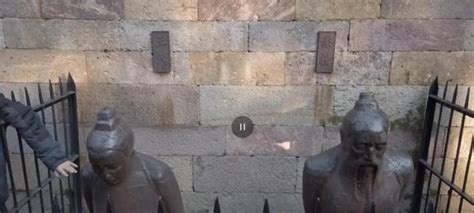 杭州岳庙秦桧像被砸烂9次 这个雕像已经跪了500多年 还挂着“禁止吐痰”的提示_新闻频道_中华网