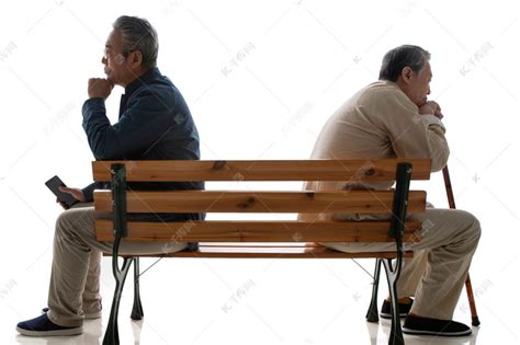 坐在长椅上的老年人高清摄影大图-千库网