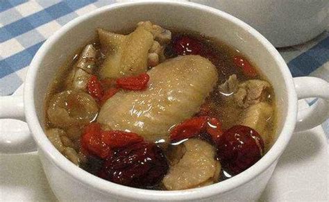 【怎样煮鸡汤更美味更好吃】【图】怎样煮鸡汤更美味更好吃 教你四个煮鸡汤的秘方_伊秀美食|yxlady.com