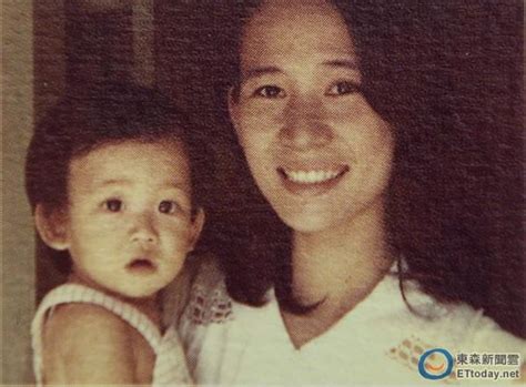 林志玲首度公开幼时与妈妈合照 母女颜值超高_手机凤凰网