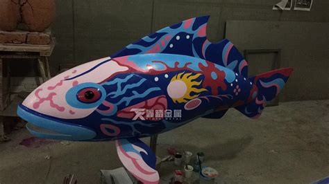 海洋世界不锈钢彩绘鱼群雕塑 不锈钢彩绘飞鱼雕塑_艺术制品有限公司-站酷ZCOOL