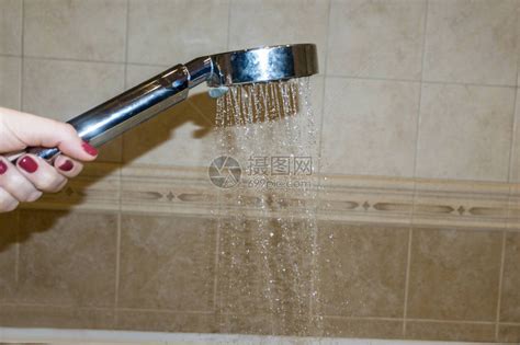 一个女人在淋浴时检查水状况的手特写镜头高清图片下载-正版图片505770666-摄图网