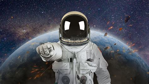 太空宇航员图片-在地球与太空边界的宇航员素材-高清图片-摄影照片-寻图免费打包下载