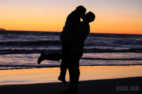 黄昏色度假休闲浪漫夕阳下沙滩情侣接吻写真照背景图片免费下载 - 觅知网