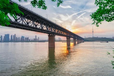 蓝天白云下的武汉长江大桥高清图片下载-正版图片500949580-摄图网