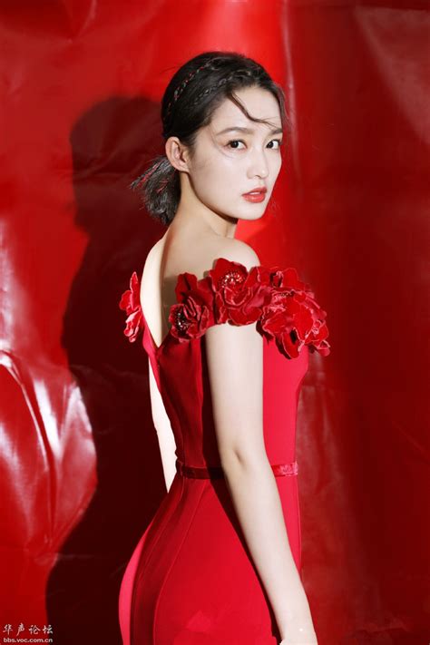 李沁，一袭红装，高清特写，美的细腻。 - 美女贴图 - 华声论坛