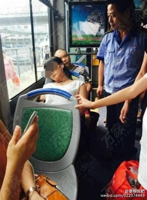 女子公交上逼小学生让座 自称是“老师”_新浪图片