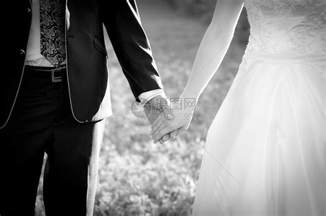 年轻已婚夫妇握手牵手女士丈夫婚礼婚姻订婚热情仪式男朋友妻子男人高清图片下载-正版图片320947837-摄图网