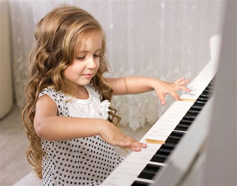 女人教小女孩弹钢琴高清图片下载-正版图片503420765-摄图网