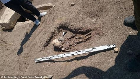考古发现2千年前男孩骨骸，其头骨细长被称"外星男孩"