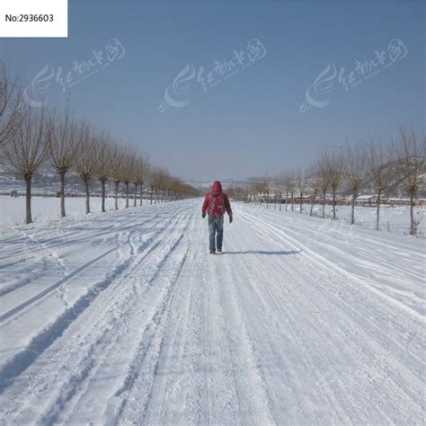 行走在雪地里的人高清图片下载-正版图片501875692-摄图网